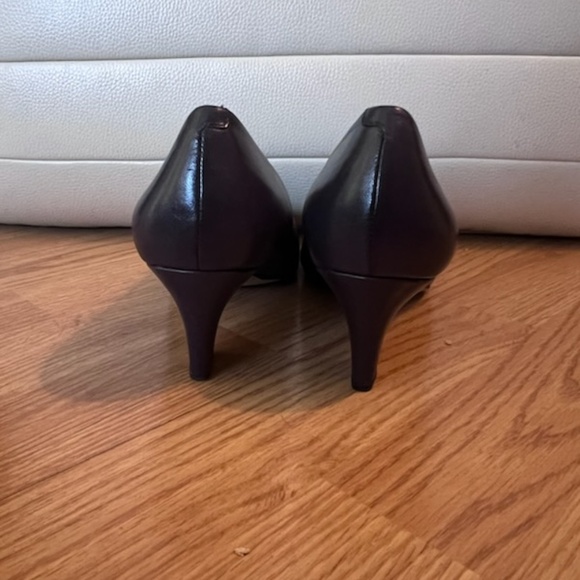 Trotters Round Toe Black Pumps Signature 8.5W - Picture 3 of 8